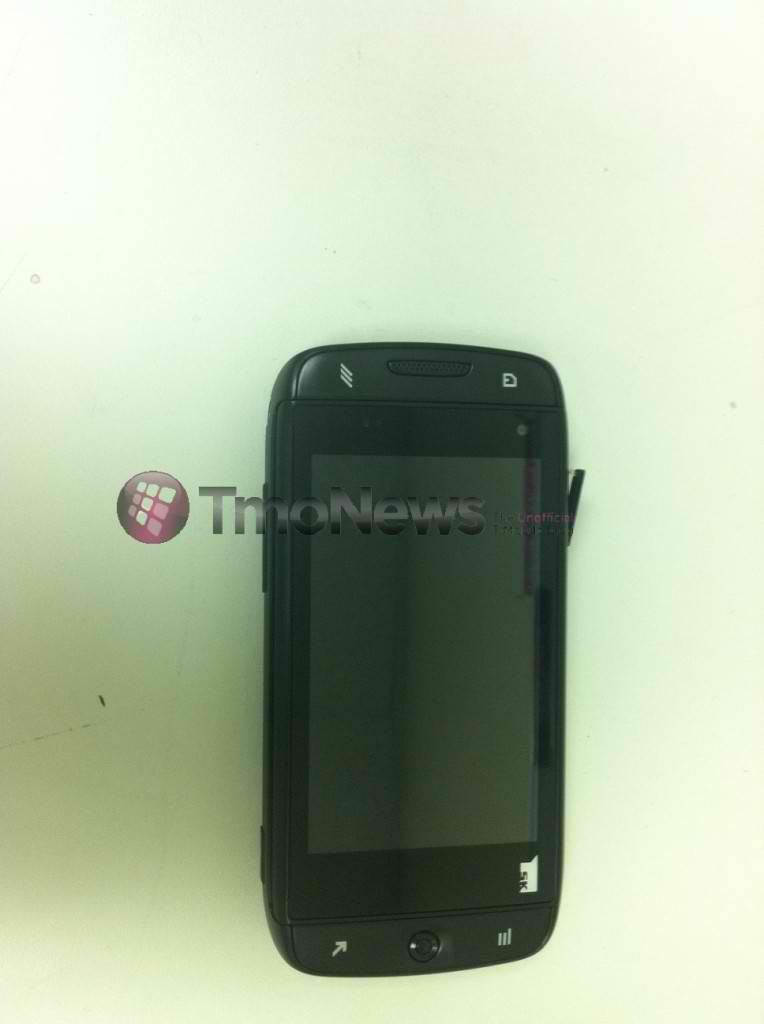 Photos of the Samsung manufactured T-Mobile Sidekick 4G have been leaked