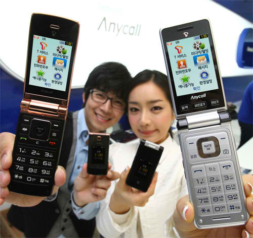 Samsung Wise Classic (L) &amp;amp; Wise Modern(R). - Samsung targets the elderly with their Wise Classic and Wise Modern handsets