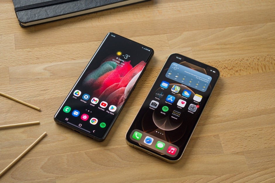 Galaxy S21 Ultra (links), iPhone 12 Pro Max (rechts) - Apples iPhone 12 Pro Duo und 5G-Handys im Allgemeinen werden dem Markt im ersten Quartal helfen, erfolgreich zu sein