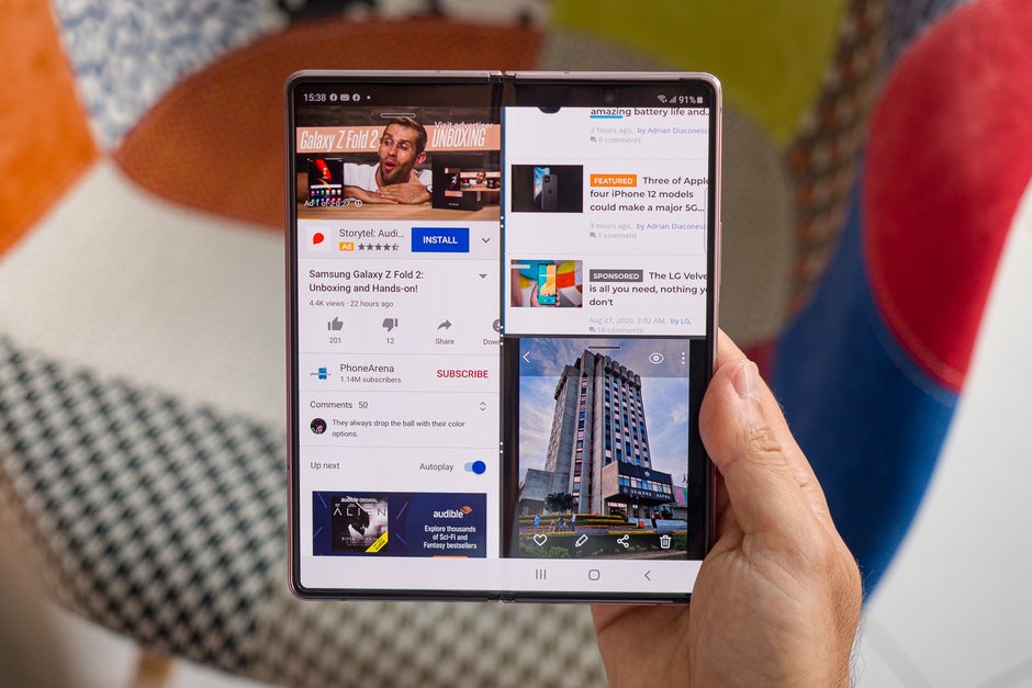 Comparé à un iPad, le Samsung Galaxy Z Fold 2 est minuscule, mais il permet plus que deux applications en écran partagé. - Liste de souhaits iPadOS 15 - Principales fonctionnalités que nous voulons et à quoi s'attendre