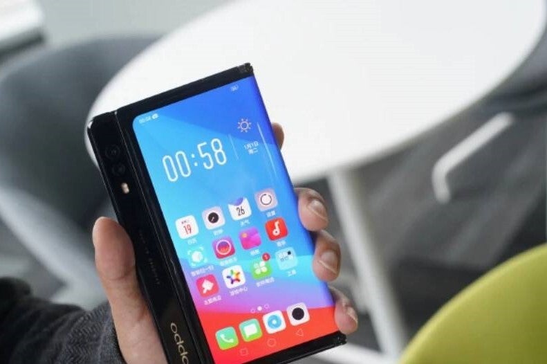 Oppo&#039;s foldable phone prototype from 2019 - Two Samsung Galaxy Z Fold 2 rivals are reportedly close to release