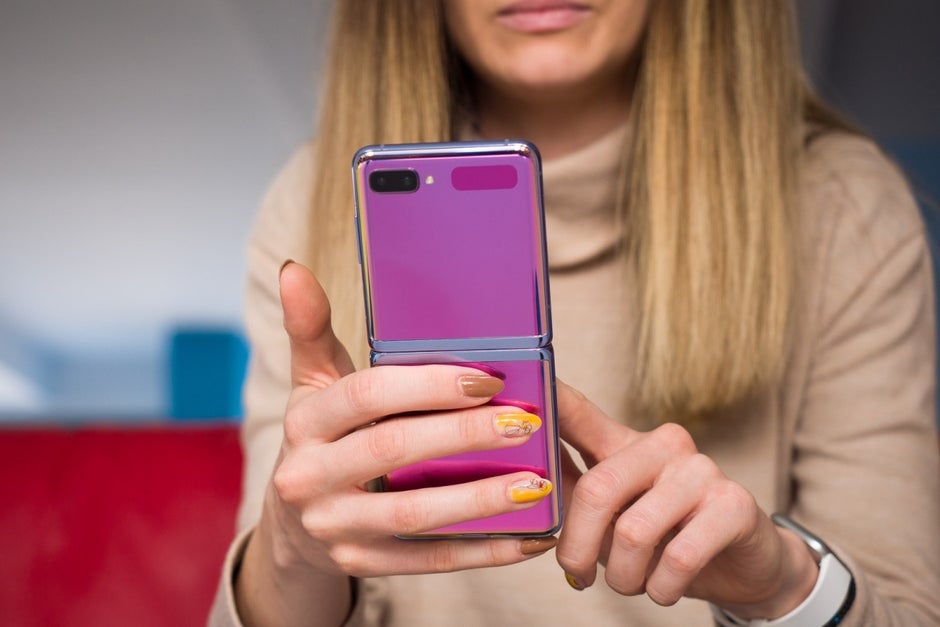 Galaxy Z Flip de première génération en violet miroir - L'énorme gamme de couleurs du Galaxy Z Flip 3 souligne à quel point Samsung est sérieux au sujet de ses pliables de nouvelle génération