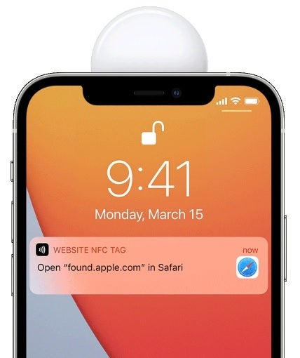 En mode perdu, un message AirTag peut être lu en appuyant sur le côté blanc de la balise avec un téléphone NFC - les utilisateurs d'Android peuvent aider un utilisateur AirTag à se réunir avec un élément manquant