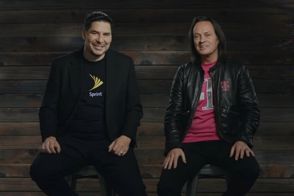 Marcelo Claure (L) et John Legere (R) annoncent l'achat de Sprint par T-Mobile en 2018 - T-Mobile a payé 137 millions de dollars à John Legere au cours de ses trois derniers mois en tant que PDG