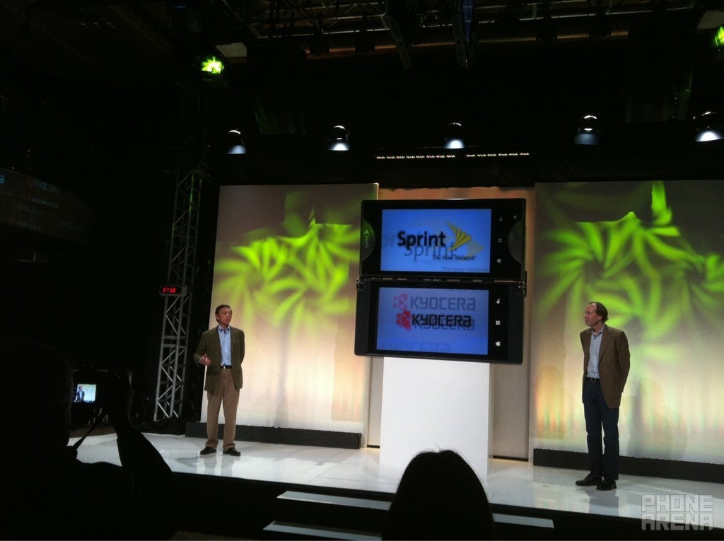 Sprint announces the Kyocera Echo: one screen doesn&#039;t cut it anymore