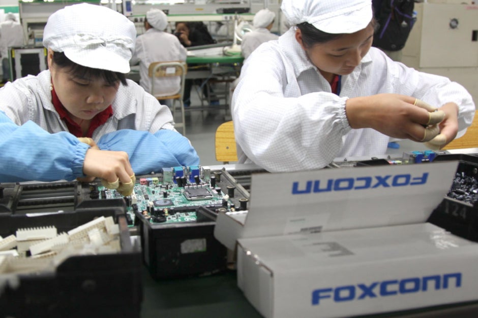 Foxconn is giving out bonuses to workers on the iPhone assembly line - Foxconn gives away bonuses as it tries to hike supplies of 5G iPhone 12 series phones