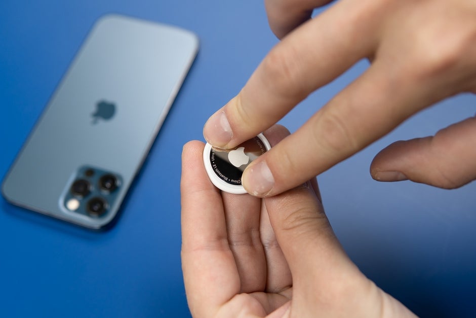 How to change Apple AirTag battery PhoneArena