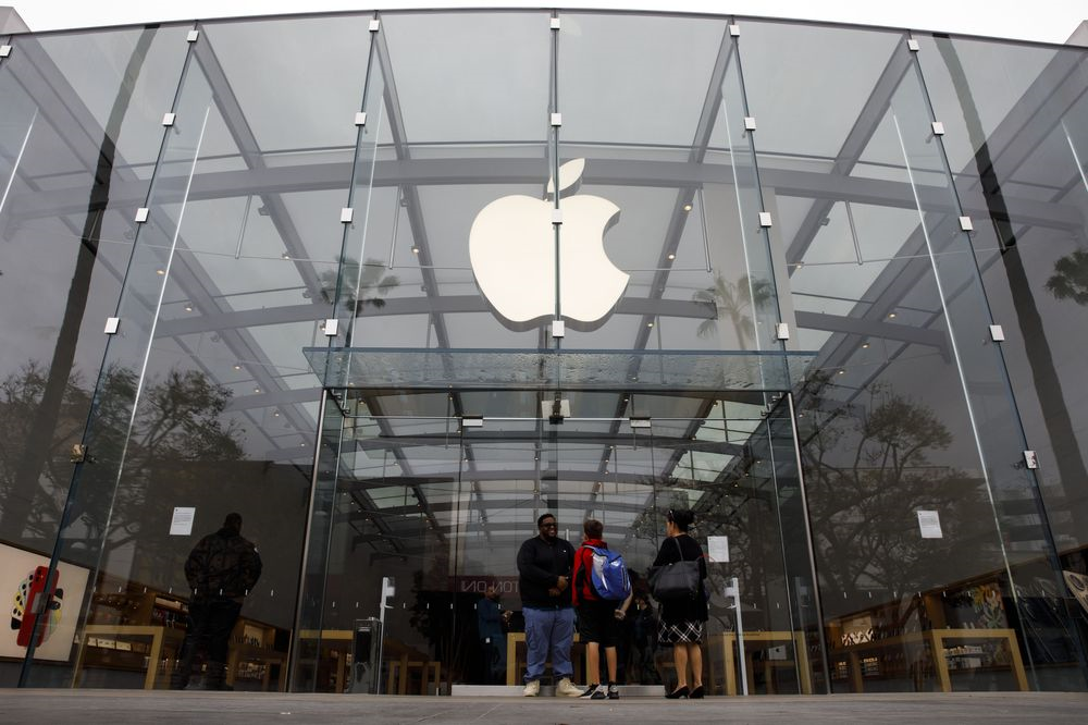 Apple is still requiring masks for employees and consumers in U.S. Apple Stores - U.S. Apple Stores keep mask mandate despite CDC's new ruling
