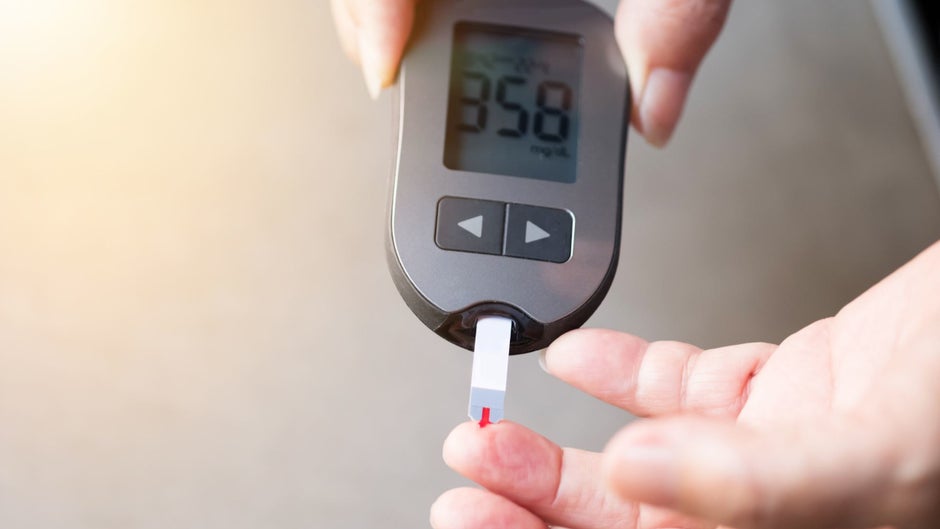 La prueba de glucosa en sangre no invasiva de Apple reemplaza a una prueba más invasiva para diabéticos: se rumorea que el Apple Watch Series 7 tiene un nuevo diseño y una nueva opción de color