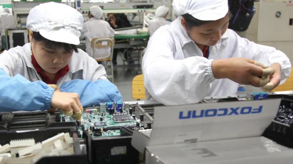Contract assemblers Foxconn and Pegatron are paying higher bonuses for recruited workers to build the iPhone 13 - Apple iPhone assemblers, expecting huge increases in production, hike recruiting bonuses for workers