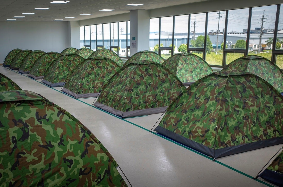 Tents sent up on the floor of a factory in Vietnam - Apple, Samsung suppliers in Vietnam have sleepovers to prevent COVID-19 from cutting production