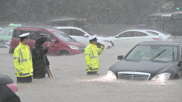 Cars can hardly navigate in the flood in Zhengzhou - iPhone assembler Foxconn stated operations have not been impacted by severe flooding in China
