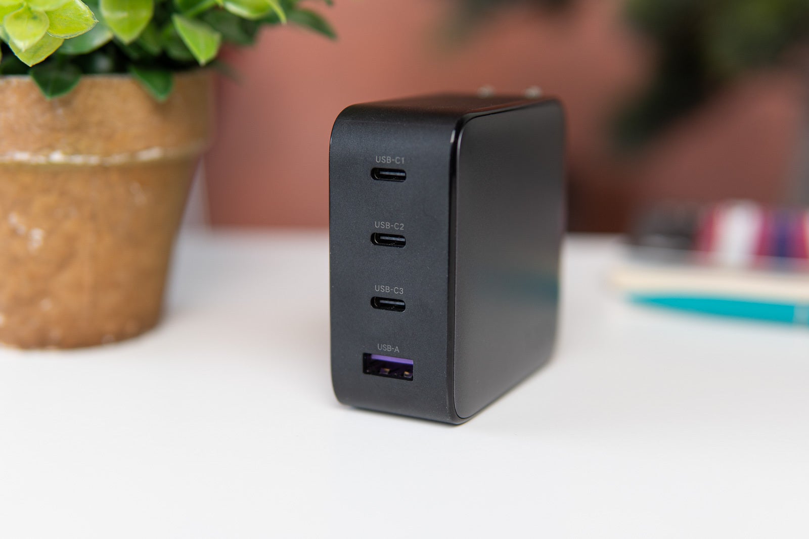 The end of your charging troubles: Ugreen GaN 100 W fast charging hub!