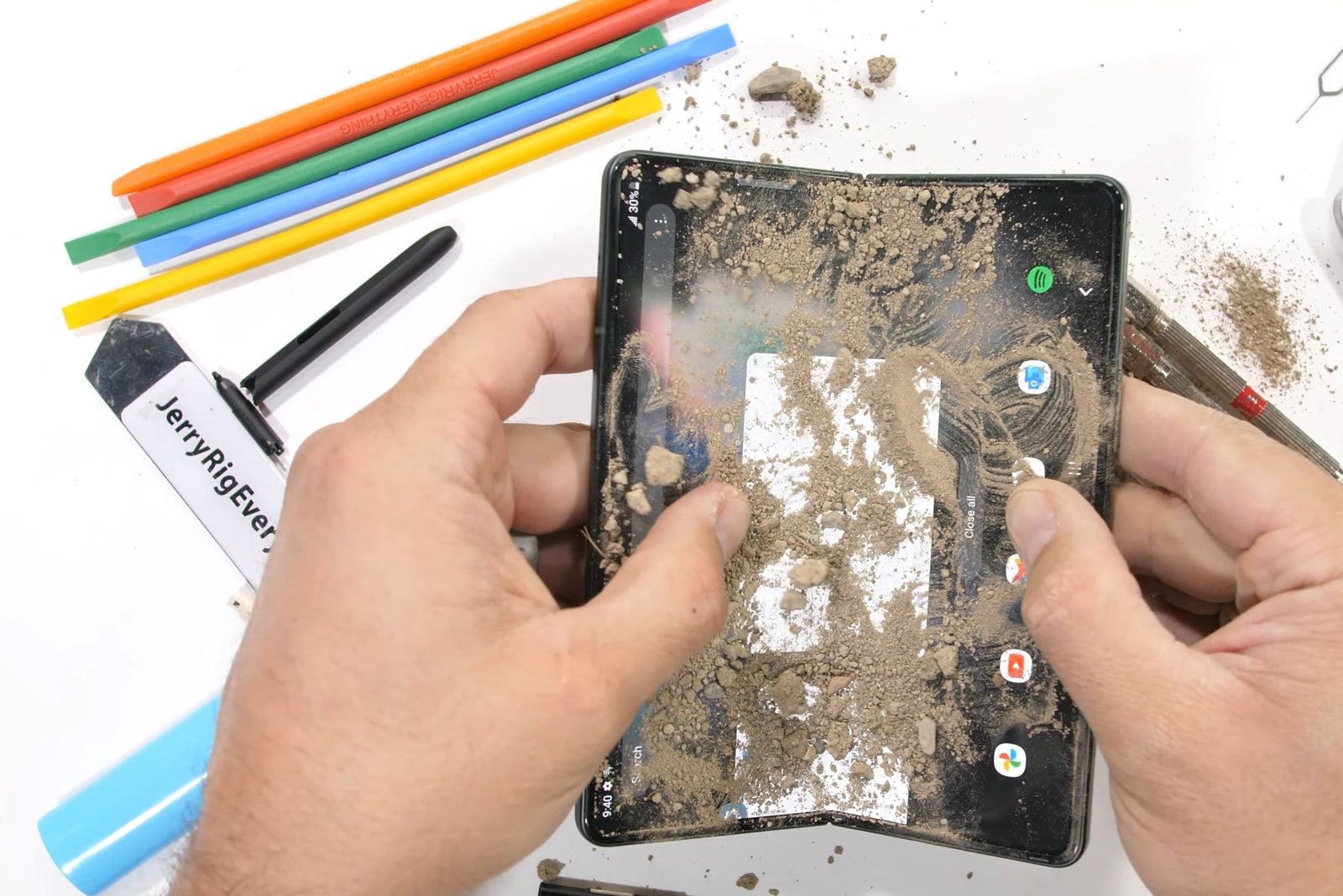 How much can the Galaxy Z Fold 3 survive? (Ultimate durability test)