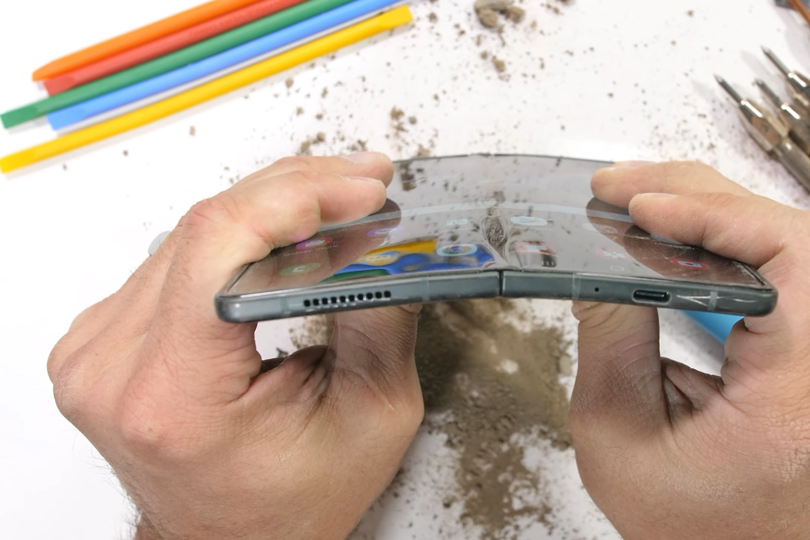 How much can the Galaxy Z Fold 3 survive? (Ultimate durability test)
