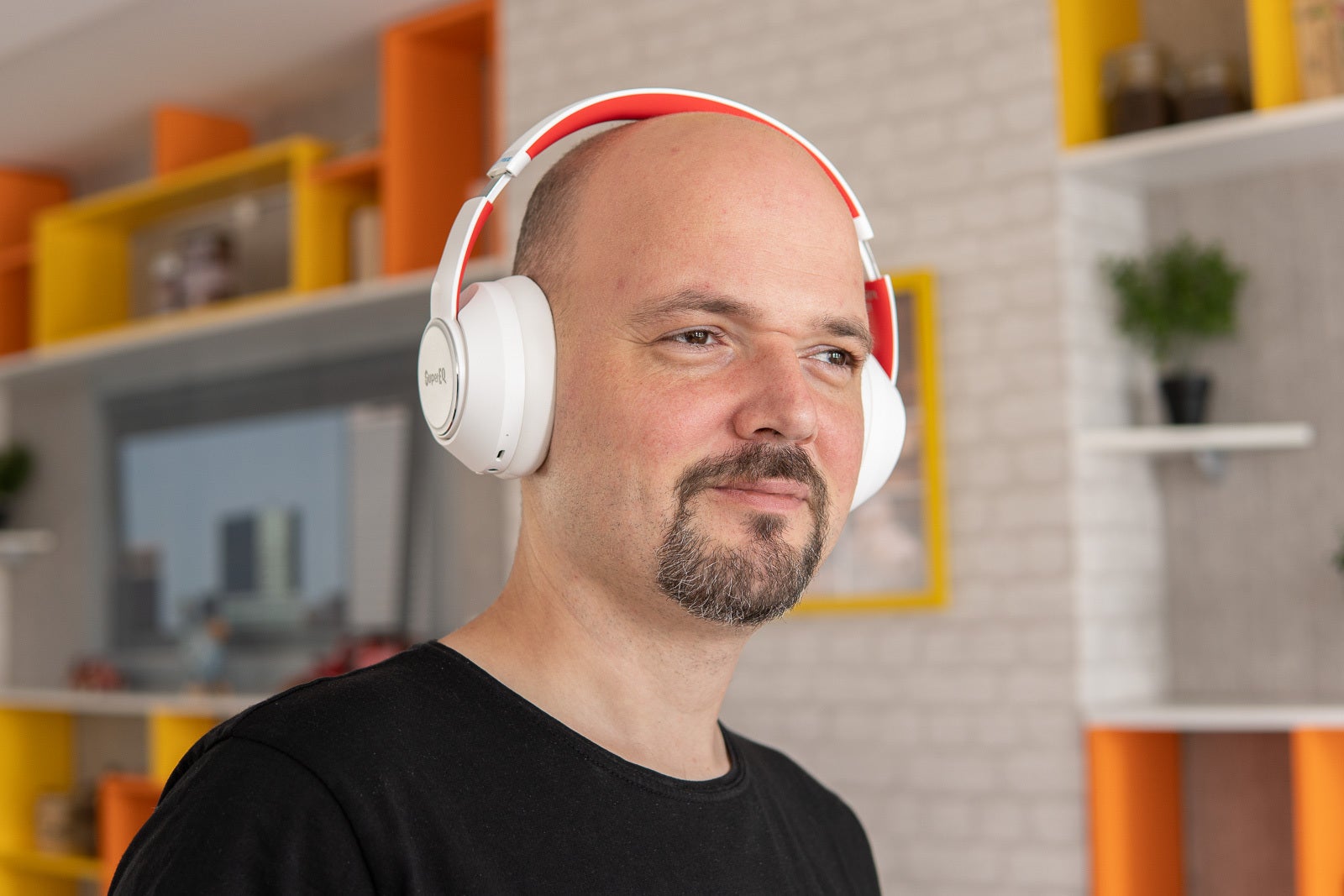 SuperEQ headphones: affordable active noise-cancelation and fresh style