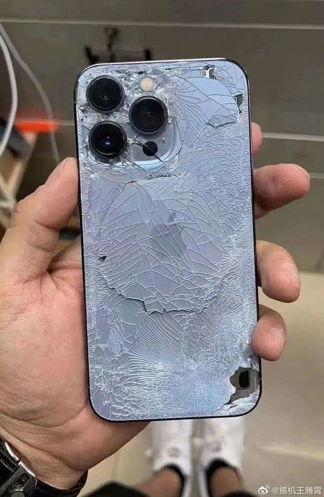 The first shattered iPhone 13 Pro of the new season? - Be glad that this is not your 5G iPhone 13 Pro