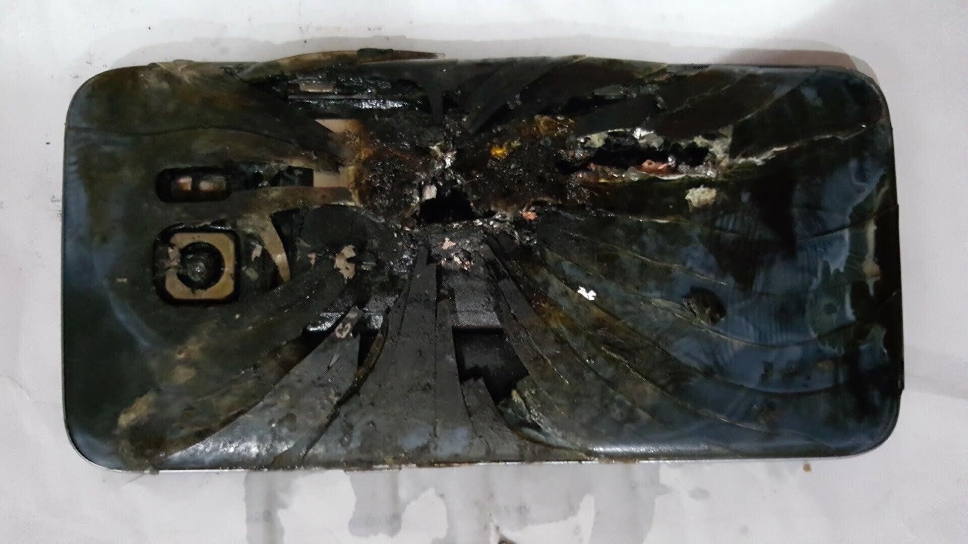 This Galaxy S7 Edge caught on fire while its owner was driving home from work - What&#039;s up with Samsung phones catching on fire?