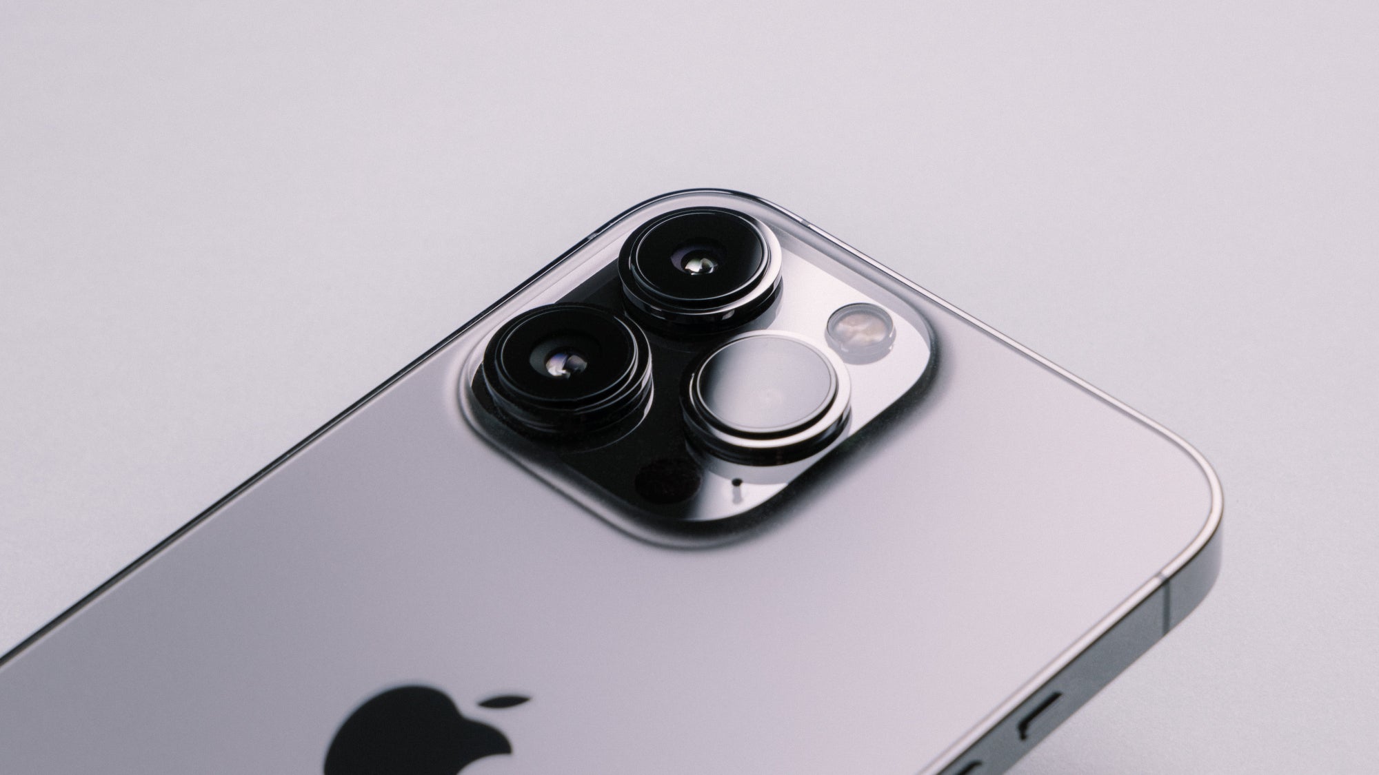It&#039;s what you call... bananas! - Forget USB-C: iPhone 13 Pro Max is the first flagship able to last 3 days on a single charge!