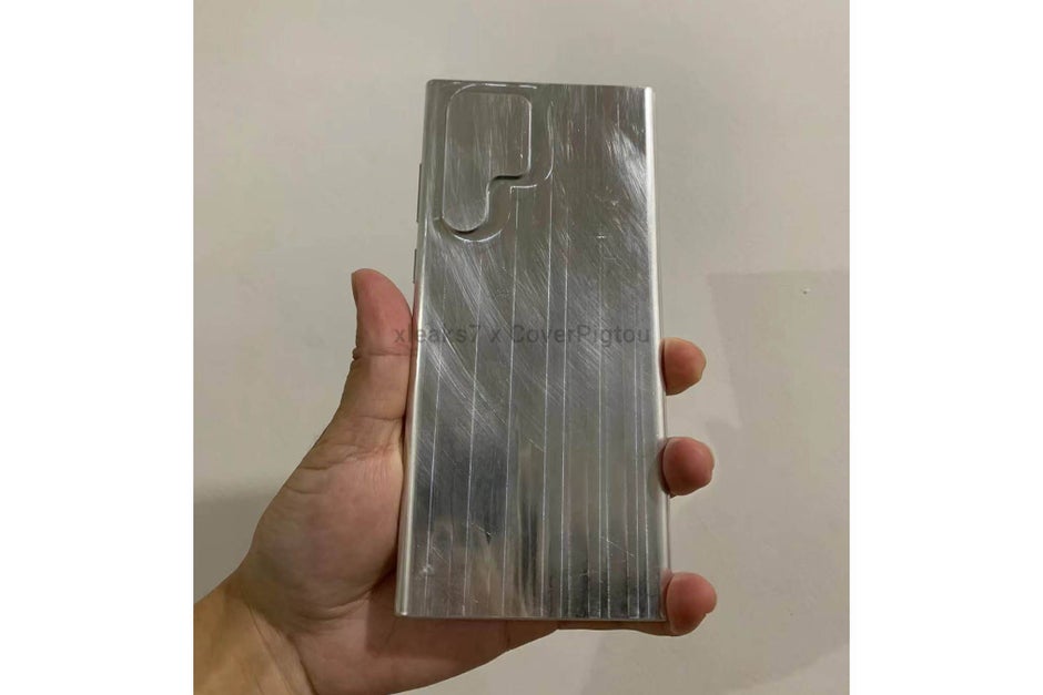 It looks like the Galaxy S22 Ultra has a P-shaped camera bump - Another source says the Galaxy S22 Ultra will have a seat for the S Pen, weird camera bump completed