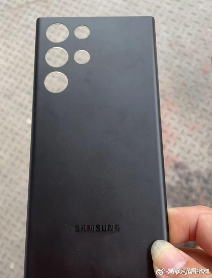 The non-final back cover of the Galaxy S22 leaked on Weibo - Samsung Galaxy S22 and S22+ could feature symmetrical bezels, copy iPhone 13