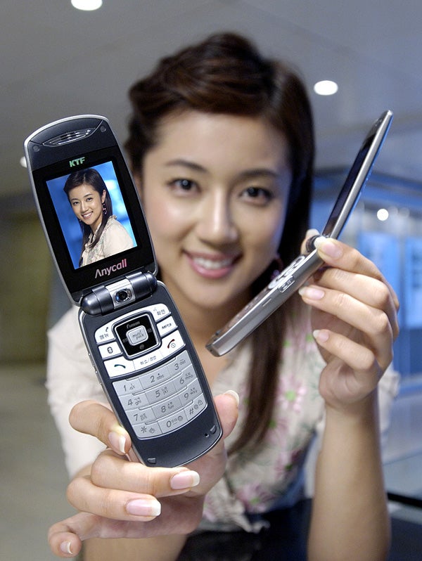 Samsung unveils an ultra-slim clamshell cellphone - SPH-V7400