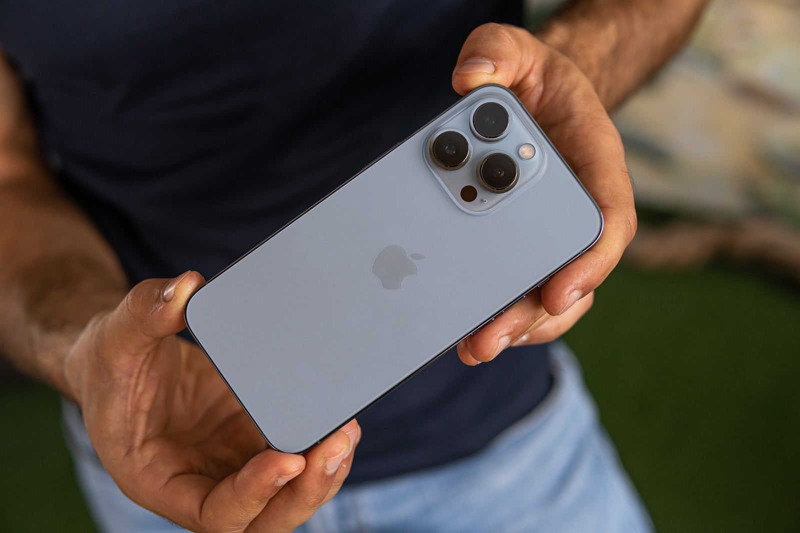 I tested how slippery those flagships are! Did I break any? iPhone 13 Pro vs. Pixel 6 Pro vs. Galaxy S21 Ultra