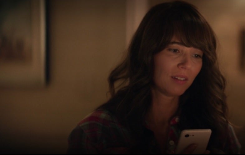 Former ER star Linda Cardellini sports a Not Pink Pixel 3 in Hawkeye - In Marvel&#039;s latest Disney+ streamer, there is only one phone brand and it&#039;s not iPhone