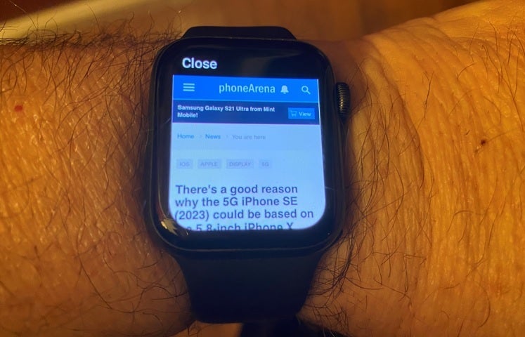 Yes, that is PhoneArena on the Apple Watch SE - 99 cents buys you a browser for your Apple Watch