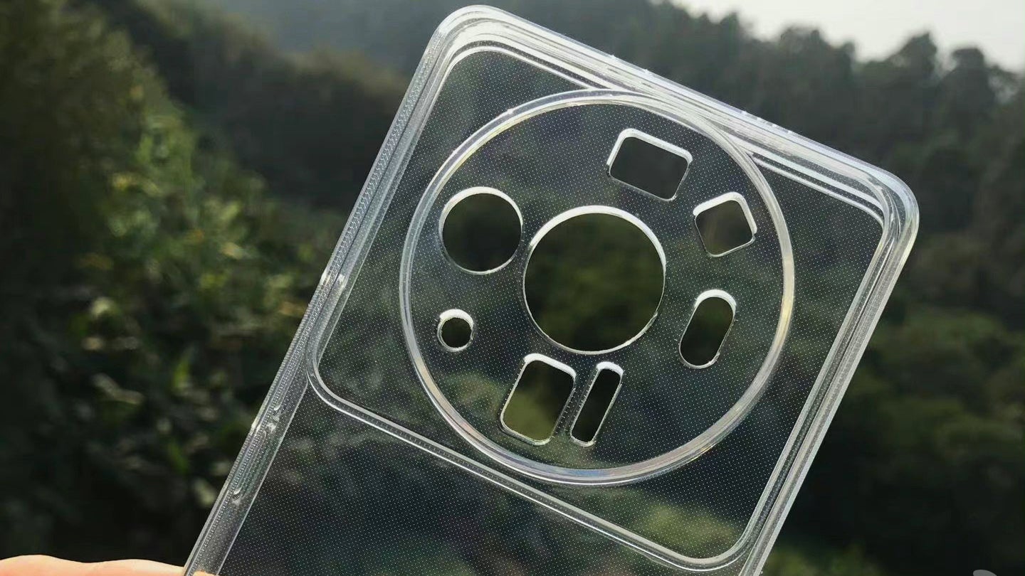 Xiaomi 12 Ultra case, according to leaks. - About the sensational return of single-camera phones: How, when, and why