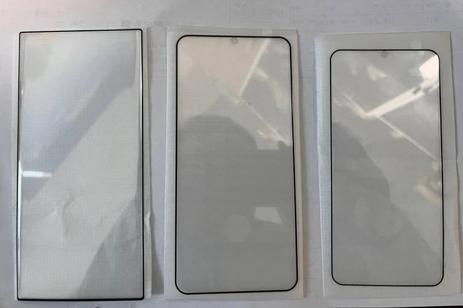 Leaked Galaxy S22 series&amp;nbsp;protective films - Realistic-looking Galaxy S22, S22+, and S22 Note dummies highlight their stark differences