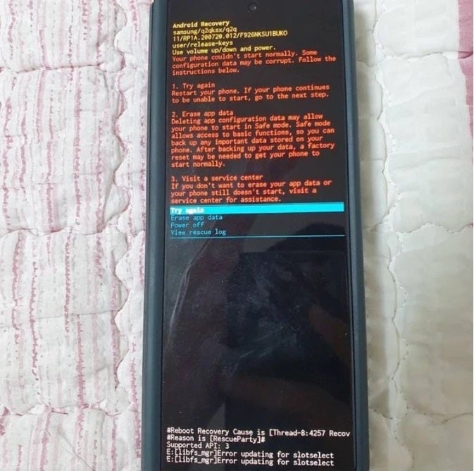 "Galaxy Z Fold 3 booting into recovery mode after the OneUI 4.0 beta update - Samsung fixes Galaxy Z issues with a fourth OneUI 4.0 beta update