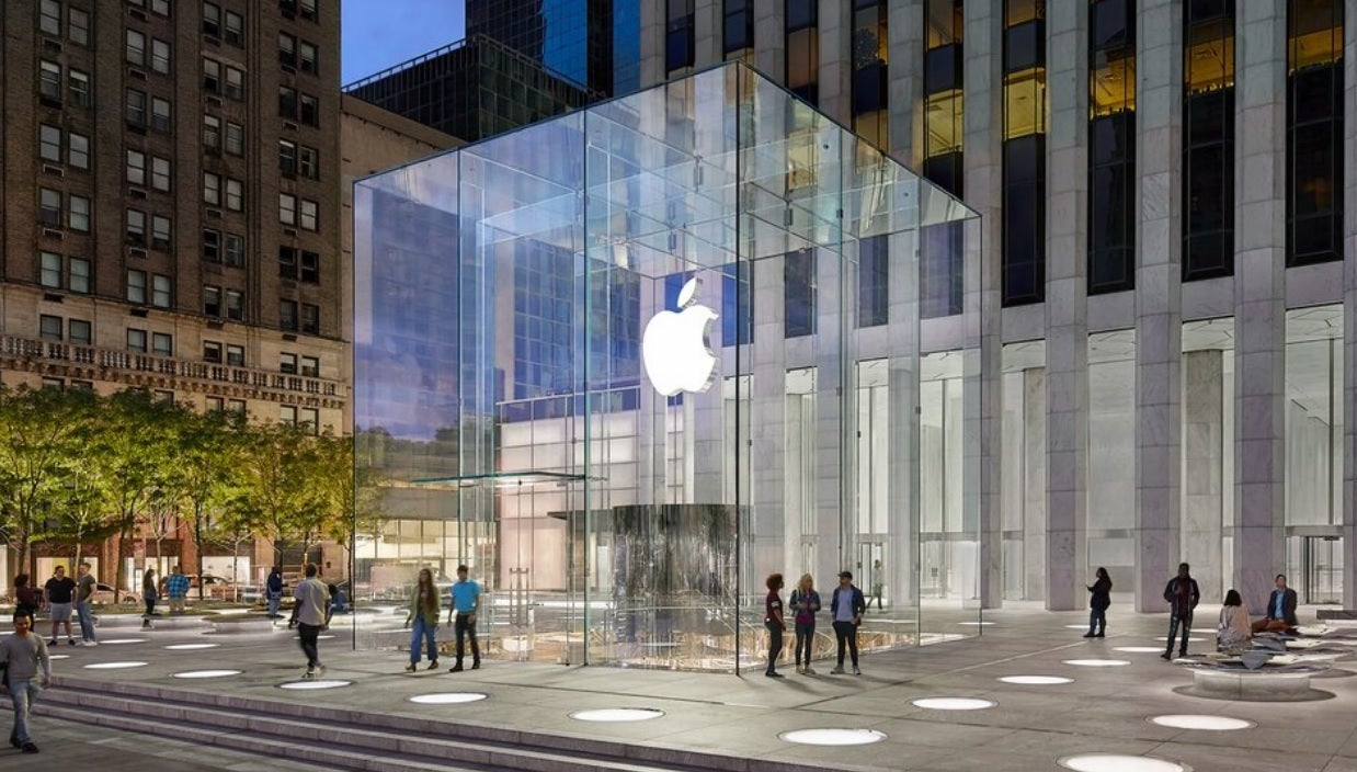 Apple's flagship Fifth Avenue Store is closed to shoppers due to COVID - All Apple Stores in the &quot;Big Apple&quot; are closed to shoppers