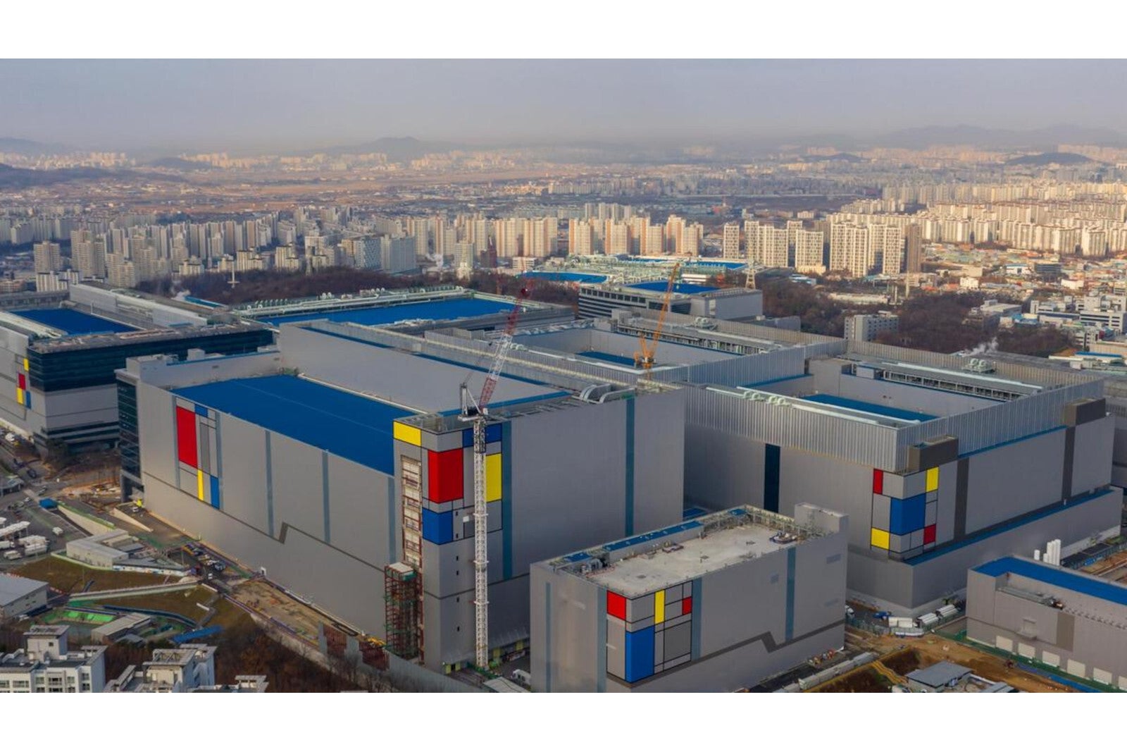 Samsung semiconductor chip foundry - TSMC is investing more than Samsung into chipmaking in 2022