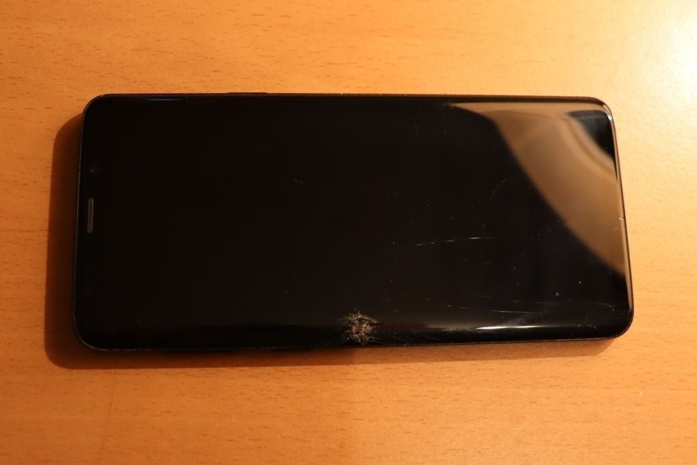 My girlfriend&#039;s cracked Galaxy S9 - Poll: Is your phone display cracked or broken?