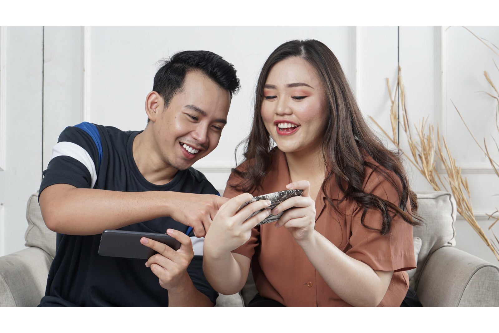Mobile Gaming Couple Illustration - Mobile gaming is earning more than consoles and PCs combined