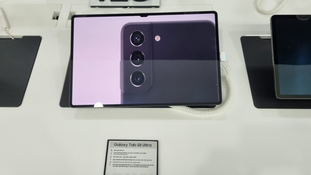 Alleged Galaxy Tab S8 Ultra and S22 real-life images - Galaxy S22 Ultra retail box and Tab S8 Ultra spotted in the wild
