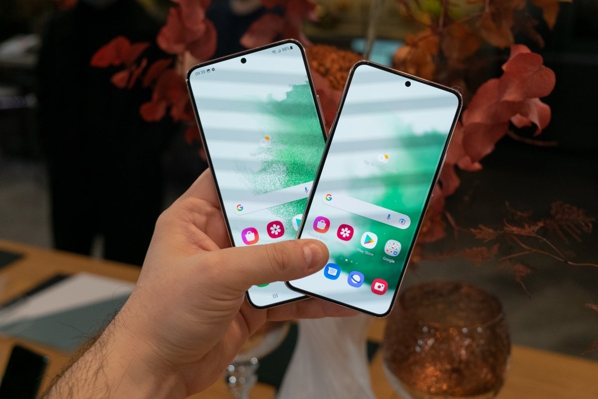 Galaxy S22 (right) and S22 Plus (left) - Samsung expects the Galaxy S22 family to outsell the S21 but not the Galaxy S10 series