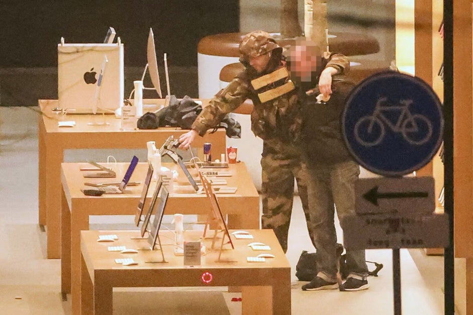 एम्स्टर्डम में एक ऐप्पल स्टोर में सशस्त्र डकैती - एम्स्टर्डम ऐप्पल स्टोर हिंसक सशस्त्र डकैती का दृश्य बन गया