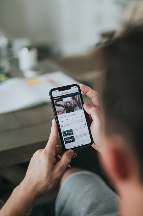 Stay in touch with your friends and family in Ukraine for free - Worried about family and friends in Ukraine? Some U.S. carriers are offering free calls and texts