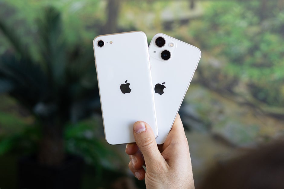iPhone SE - left, iPhone 13 mini - right; The 2022 SE's big bezels and single camera are purposefully outdated - How Apple tricks your brain so you'd buy the more expensive iPhone or iPad
