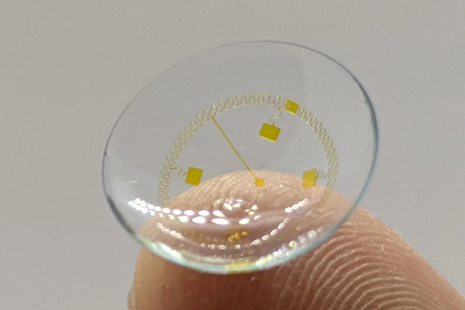 Smart Contact Lenses May Arrive Sooner Than Expected Phonearena 7491