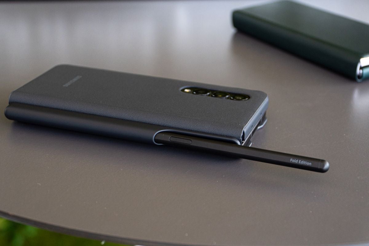 Galaxy Z Fold 3 cu stylus și husă vândute separat.  - Începutul 