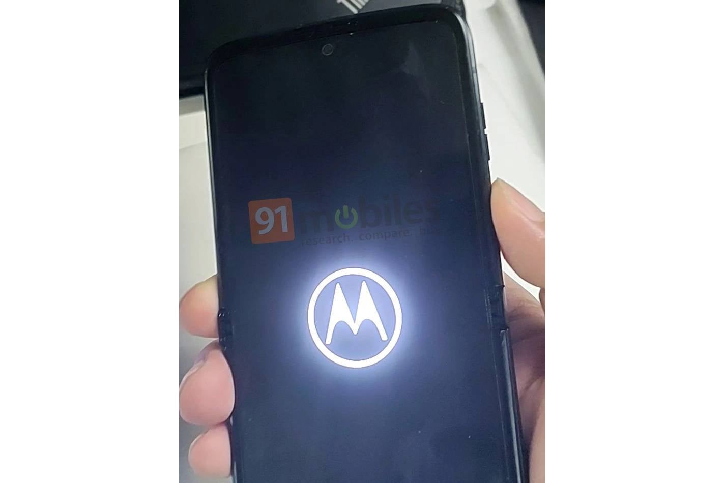 Motorola Razr 2022 will have a pinhole cutout instead of a notch - Completely redesigned Motorola Razr 2022 breaks cover for the first time