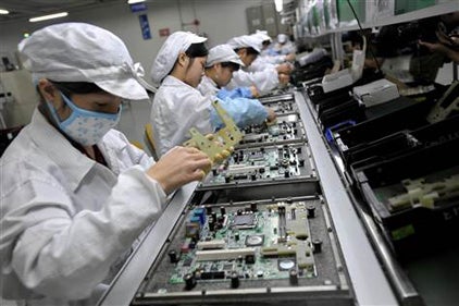 O principal fabricante contratado da Apple é a Foxconn, com linhas de montagem na China, Índia, Vietnã e outros países - a Apple informa aos fornecedores sobre a diversificação da produção fora da China