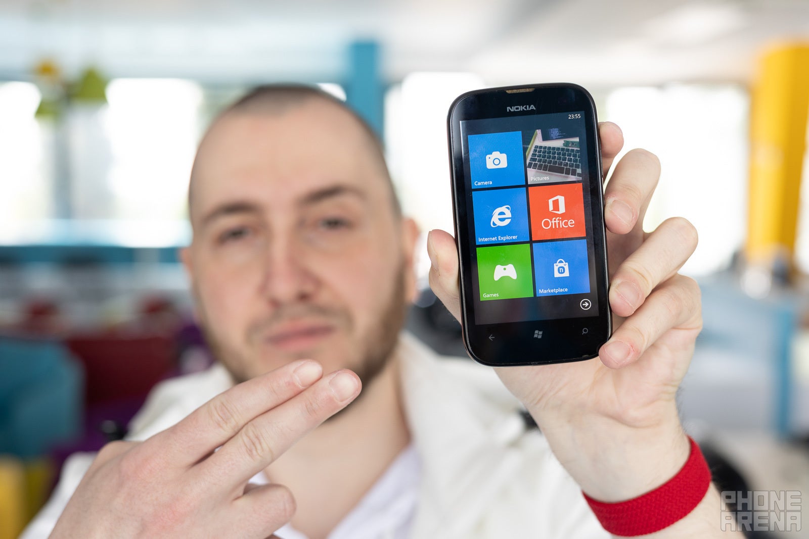 Does Nokia Lumia hold up in 2022… at all? Windows Phone throwback!