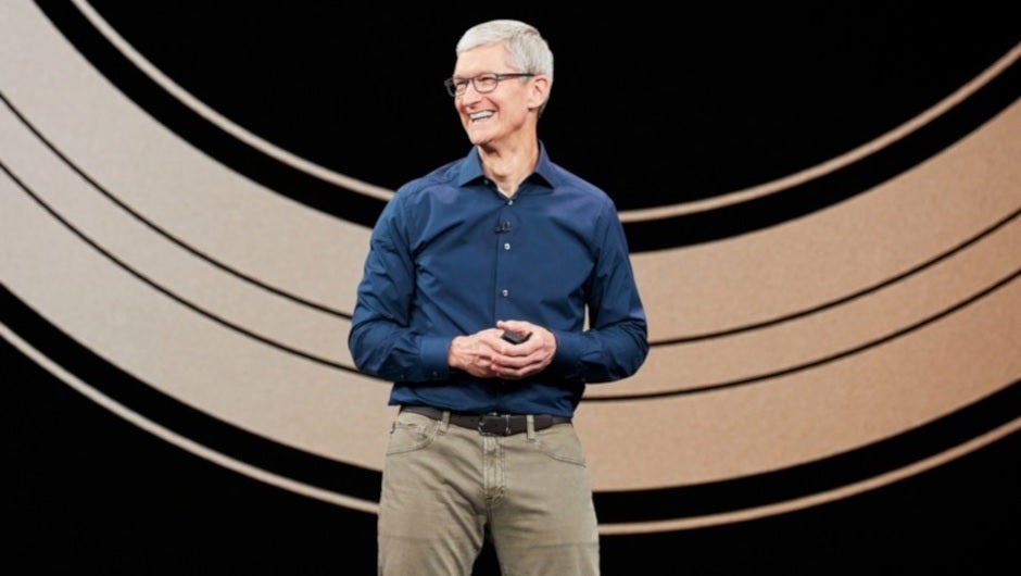 Tim Cook, CEO di Apple, ha incassato 770,5 milioni di dollari l'anno scorso tra retribuzione e sovvenzioni in azioni - Tim Cook, CEO di Apple, ha portato a casa 770,5 milioni di dollari l'anno scorso;  un CEO di Fortune 500 ha incassato di più