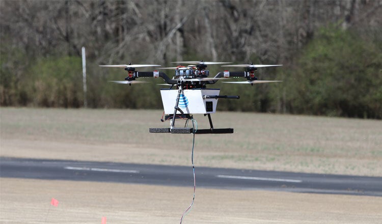 Un drone Flying COW fornisce una copertura 4G e 5G migliorata agli abbonati AT&T - Se vedi un Flying COW, non allarmarti;  è solo AT&T che sta migliorando temporaneamente il suo segnale 5G