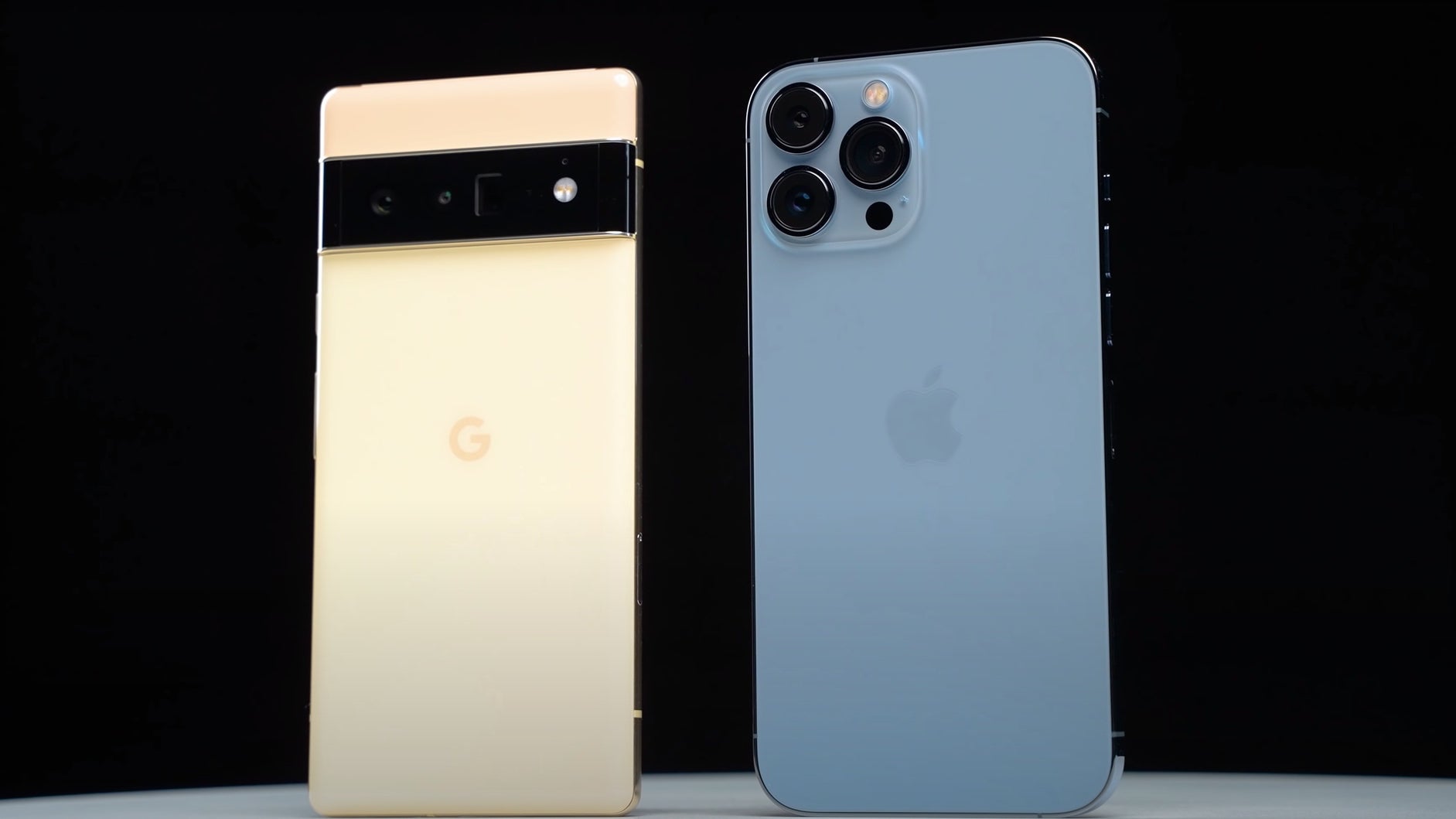 I design incredibilmente simili di iPhone 14 Pro e Pixel 7 Pro non sono una coincidenza: Google sta copiando Apple?