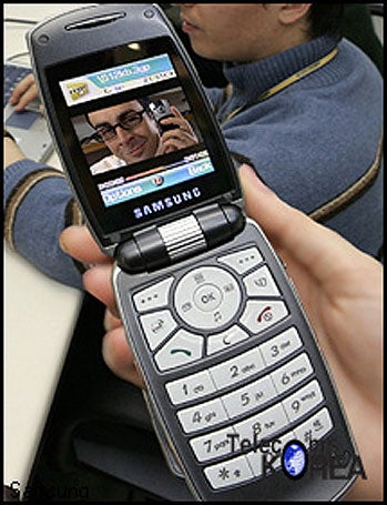 Samsung to showcase a HSDPA phone at CES